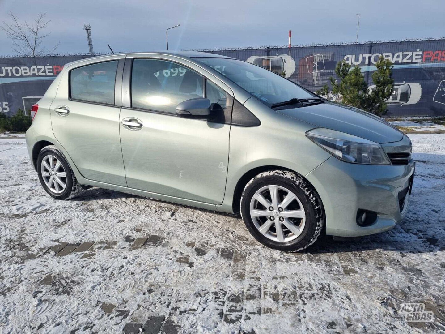 Toyota Yaris 2012 г Хэтчбек