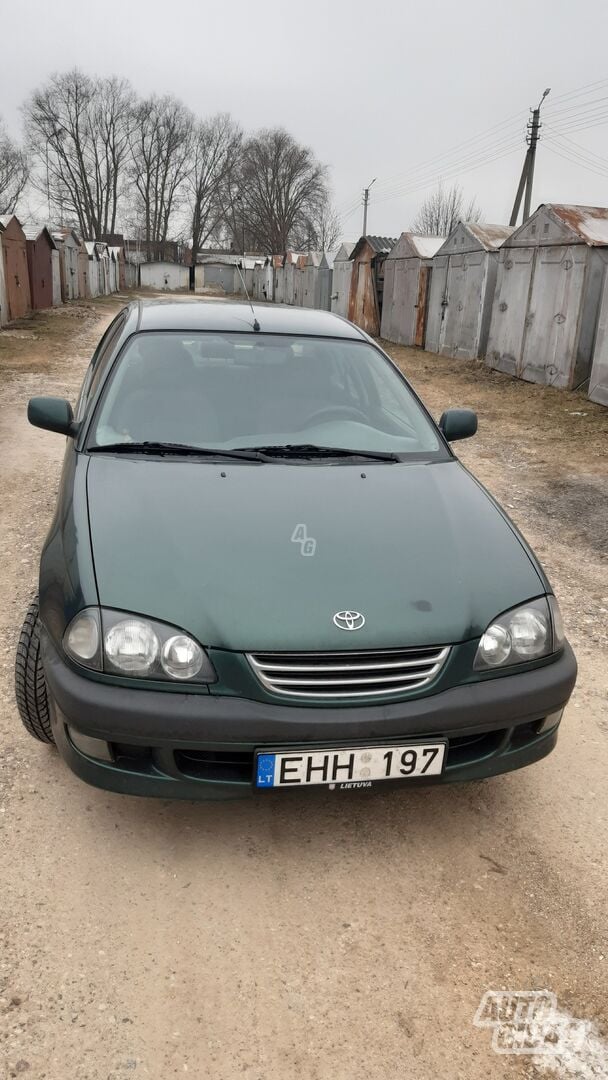 Toyota Avensis 2000 г Седан