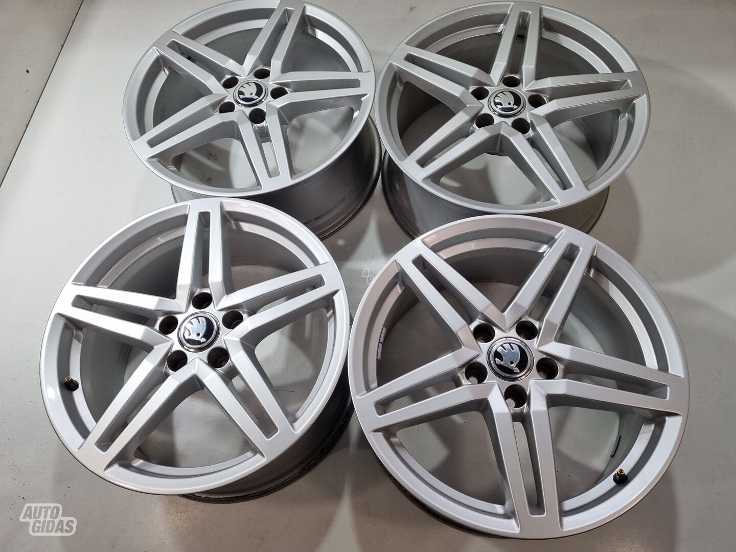 Skoda Superb R18 Superb light alloy R18 rims