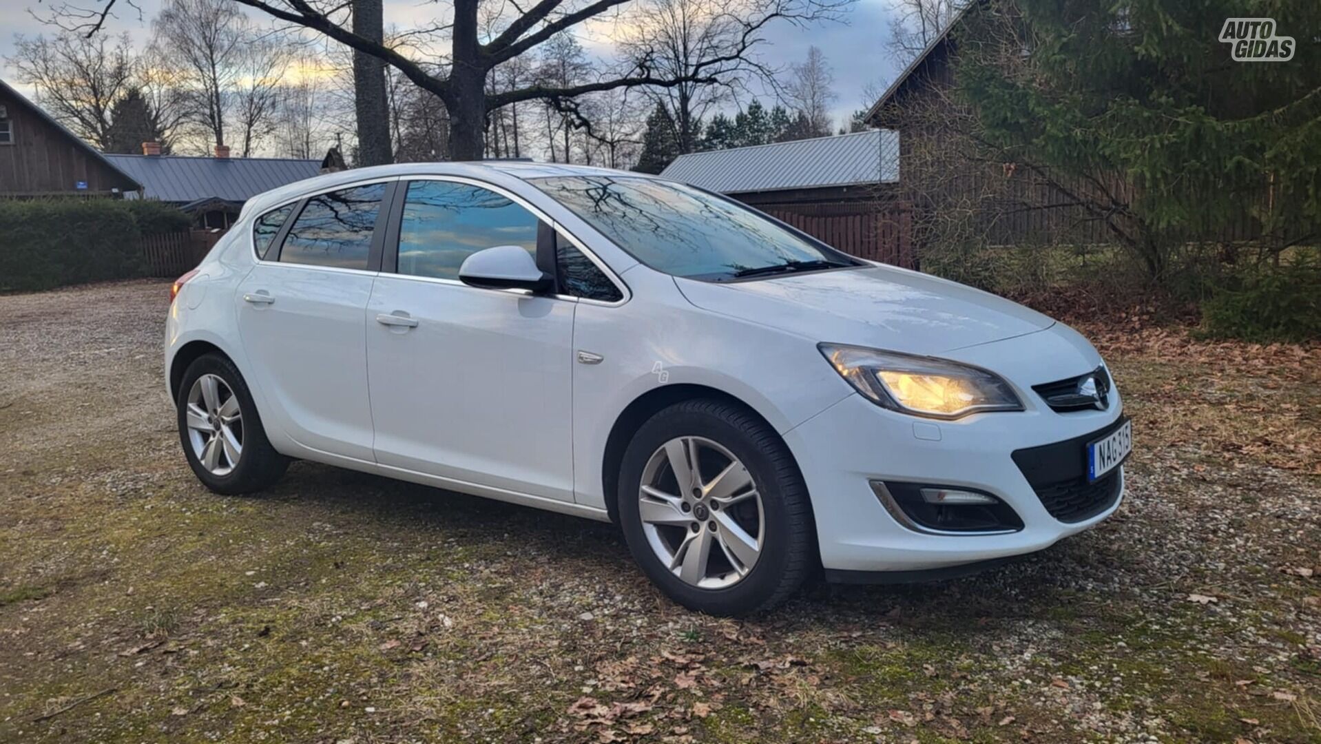 Opel Astra 2012 y Hatchback