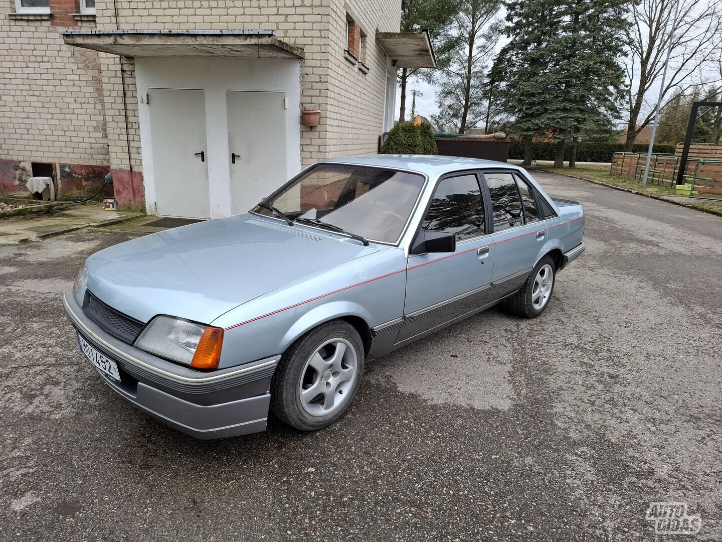 Opel Rekord 1985 г Седан