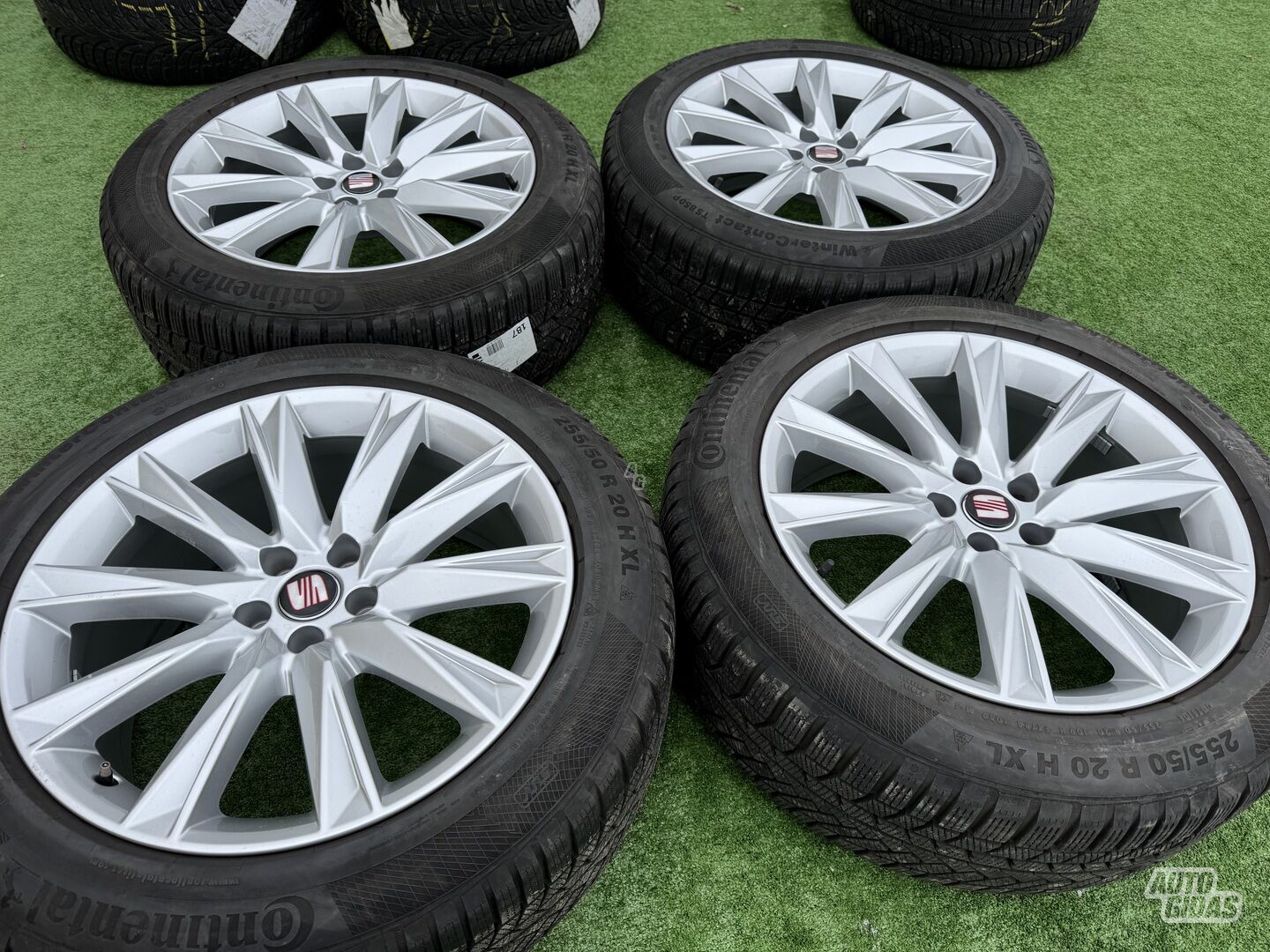 Seat Siunciam, 9J ET38 light alloy R20 rims