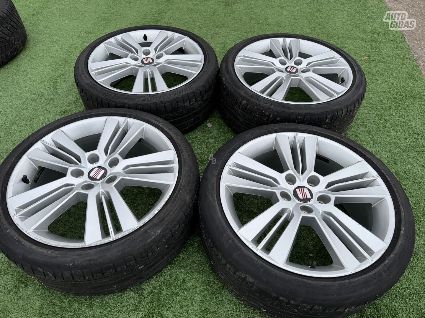 Seat Siunciam, 7.5J ET51 light alloy R18 rims