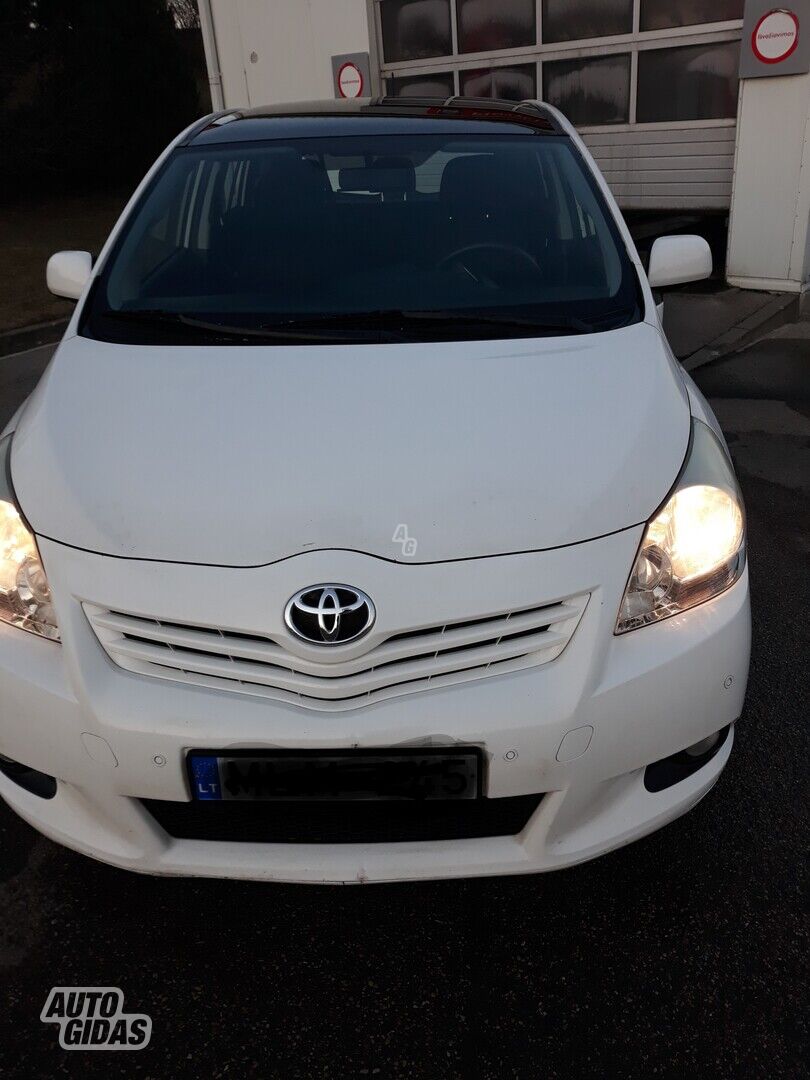 Toyota Verso 2011 г Минивэн