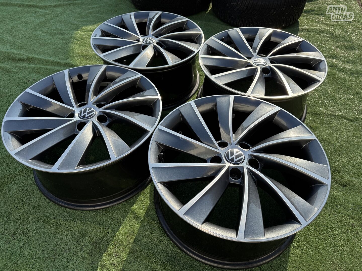 Volkswagen Siunciam, 8J ET44 light alloy R18 rims