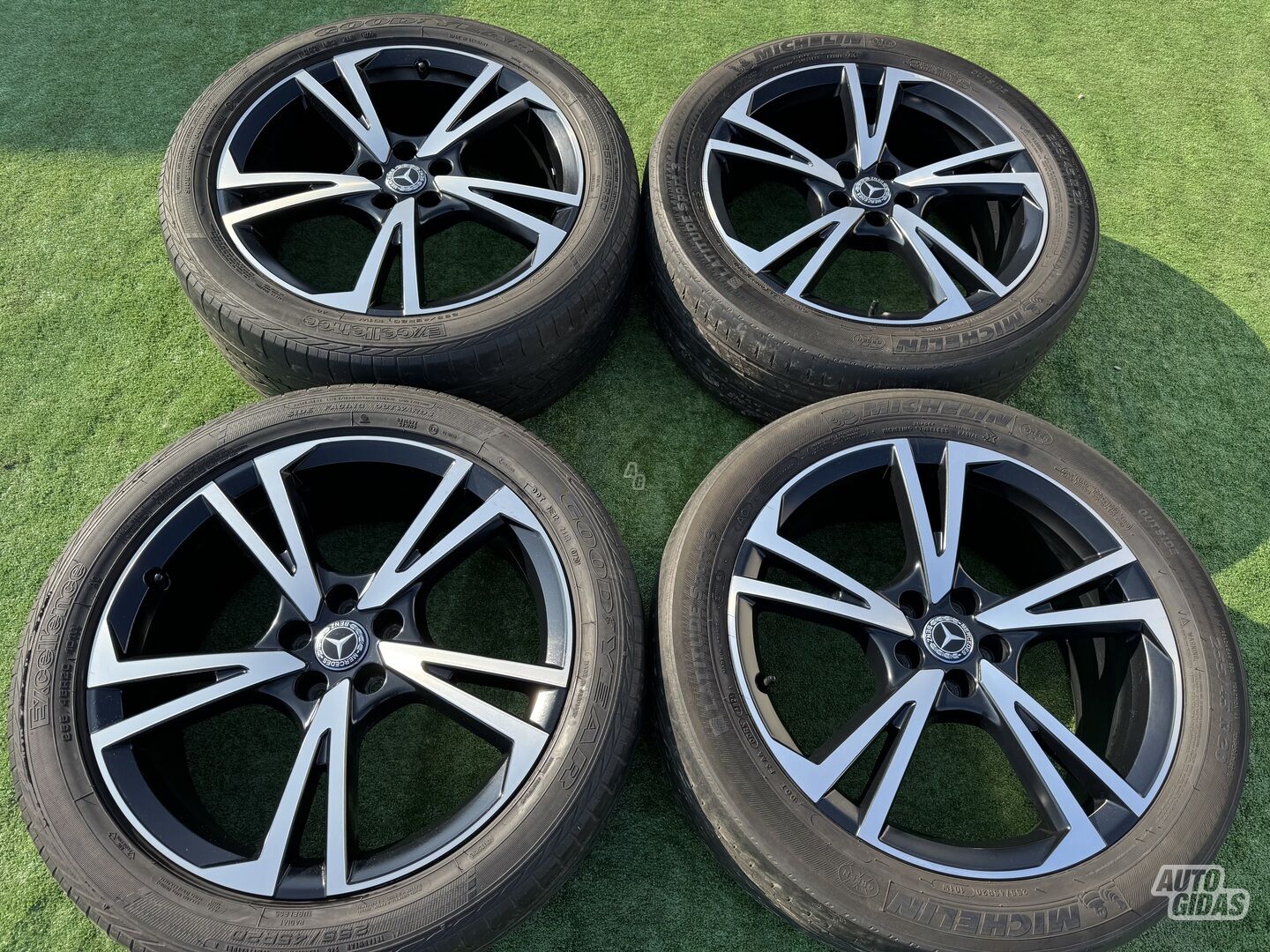 Mercedes-Benz Siunciam, 8J ET39 light alloy R20 rims