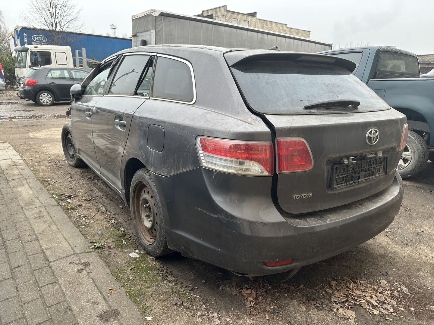 Toyota Avensis III 2010 y parts