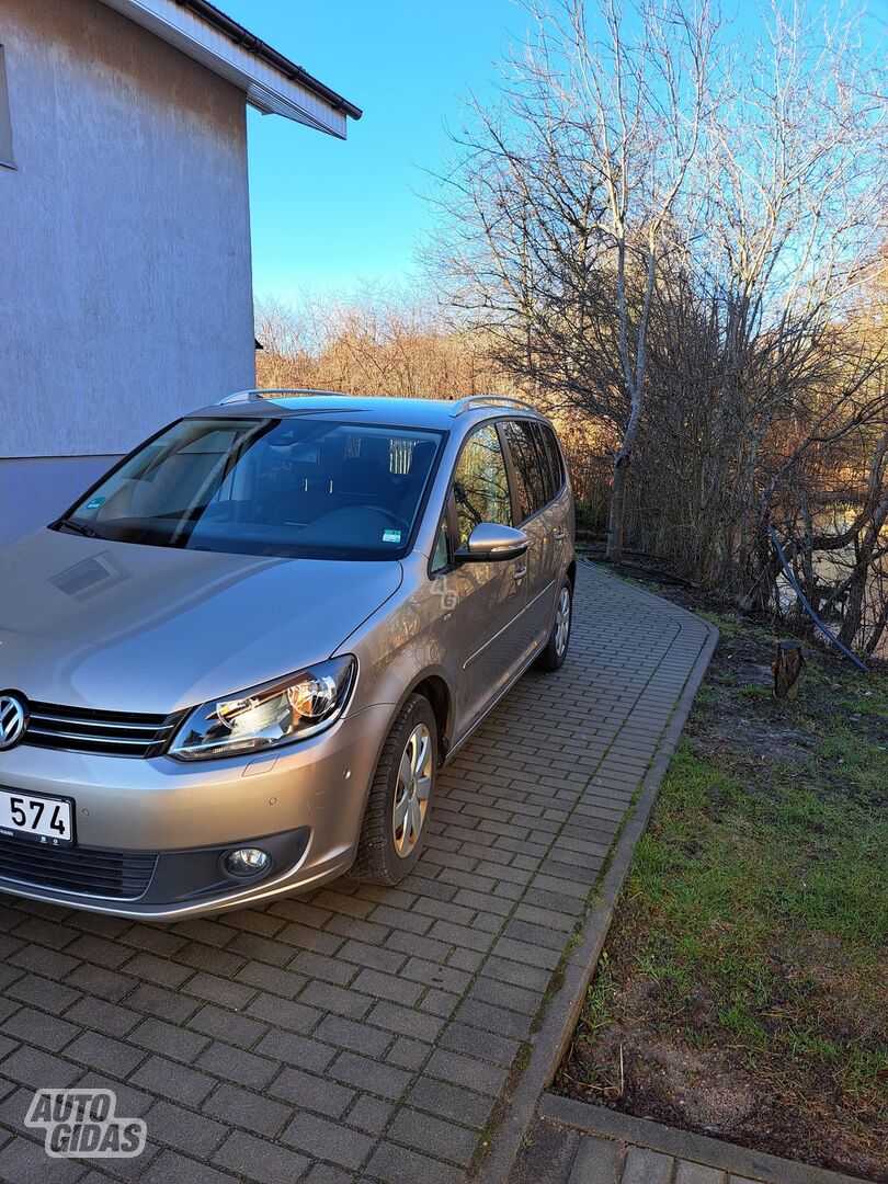 Volkswagen Touran 2015 y Sedan