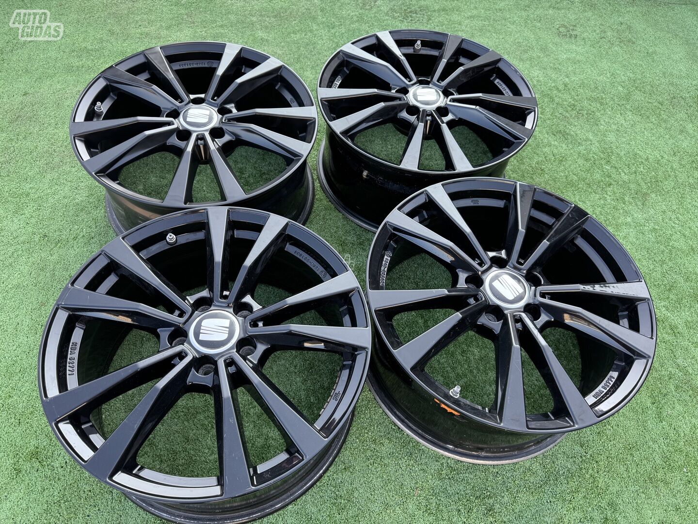 Seat Siunciam, 8J ET43 light alloy R18 rims