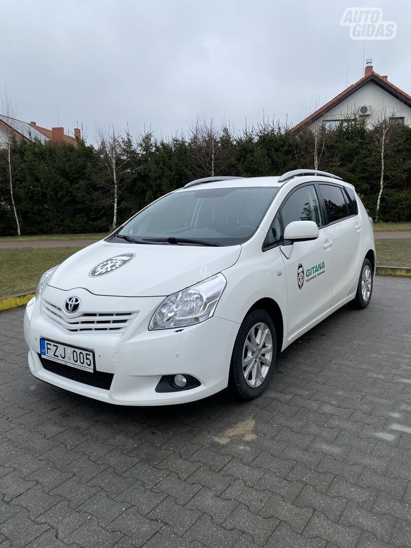 Toyota Verso 2012 г Минивэн