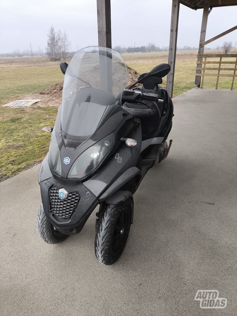 Piaggio MP-3 2010 y Three-wheel motorcycle