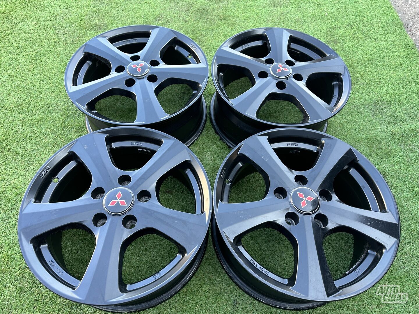 Mitsubishi Siunciam, 7J ET45 light alloy R16 rims