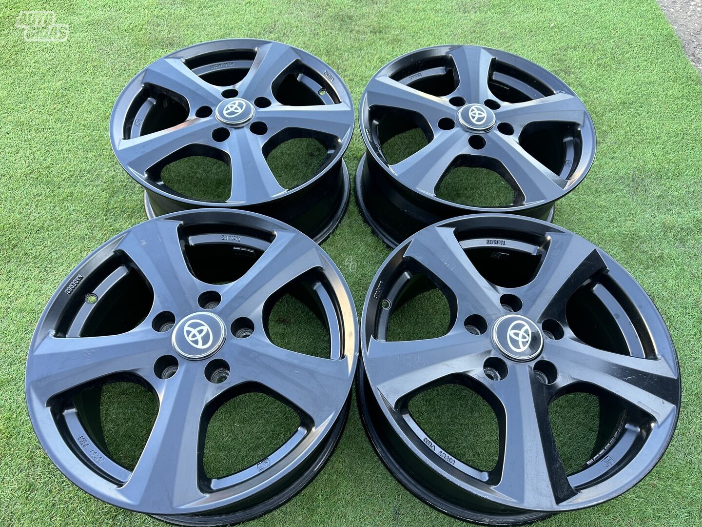 Toyota Siunciam, 7J ET45 light alloy R16 rims