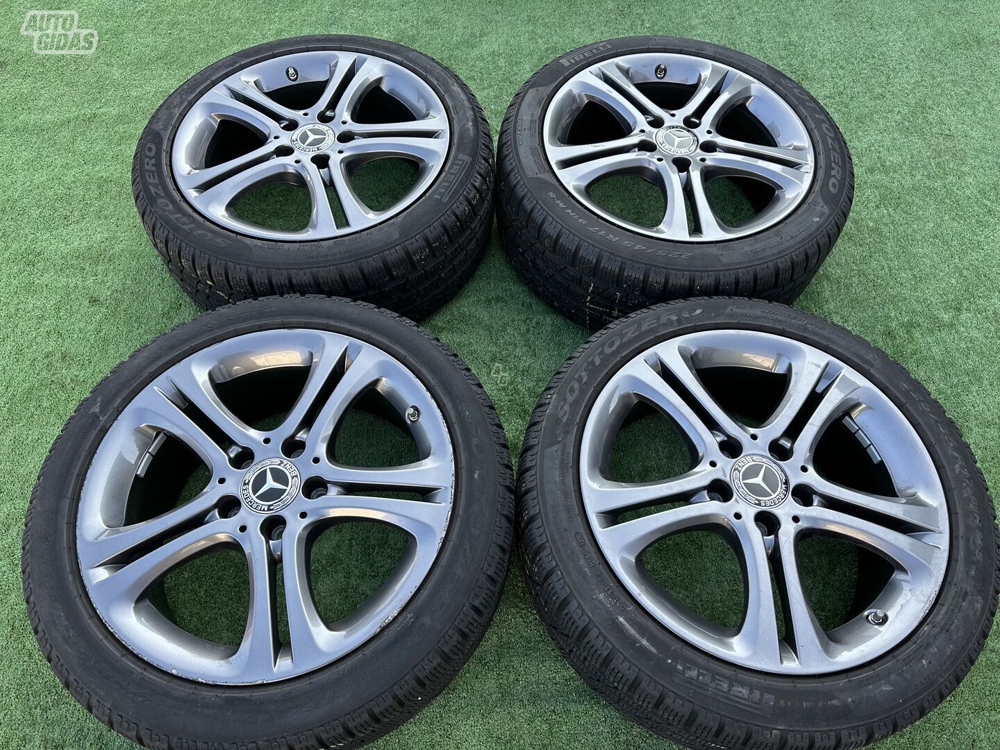 Mercedes-Benz Siunciam, 7.5J ET52 light alloy R17 rims