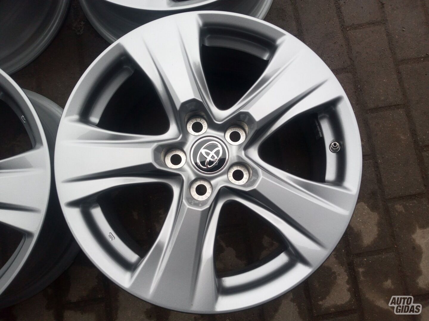 Toyota light alloy R17 rims