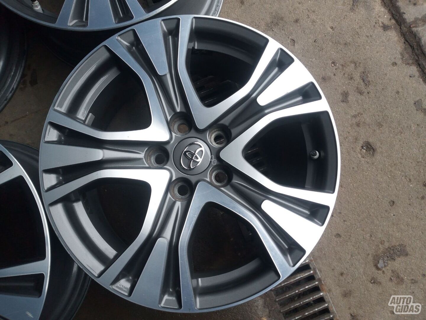 Toyota light alloy R17 rims