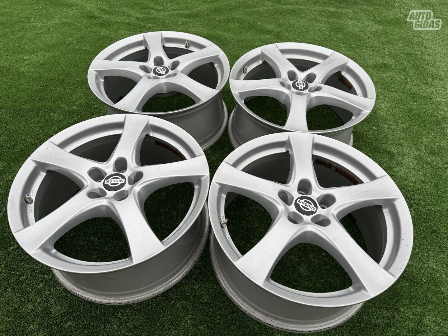 Nissan Siunciam, 7J ET50 light alloy R17 rims