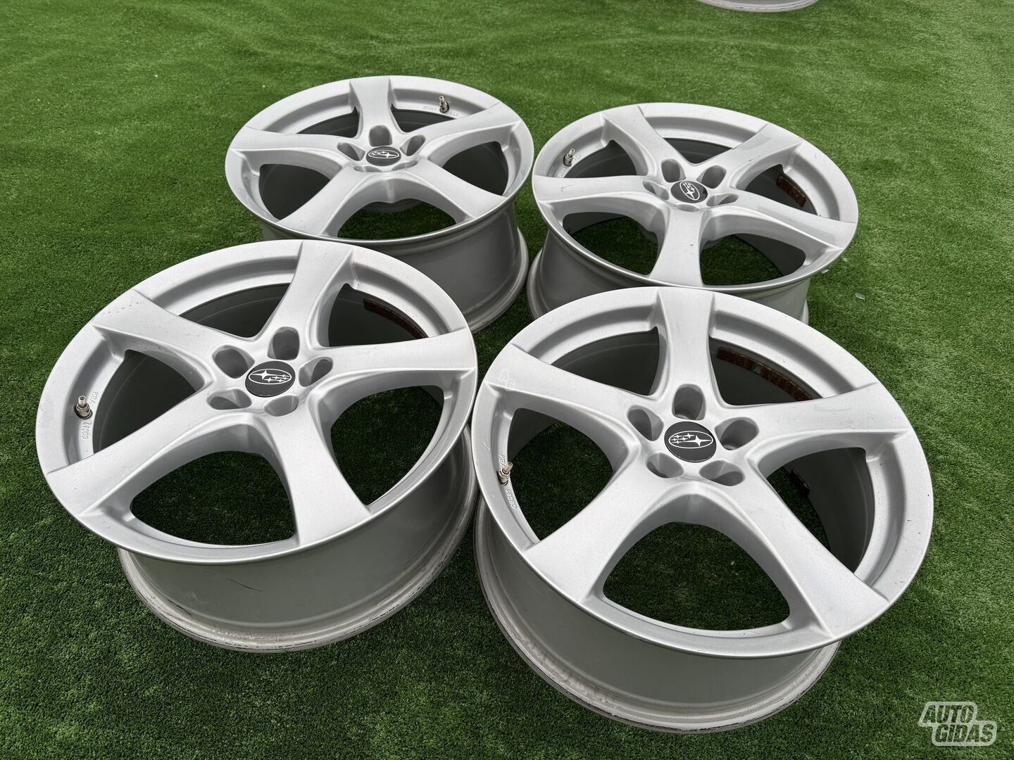 Subaru Siunciam, 7J ET50 light alloy R17 rims