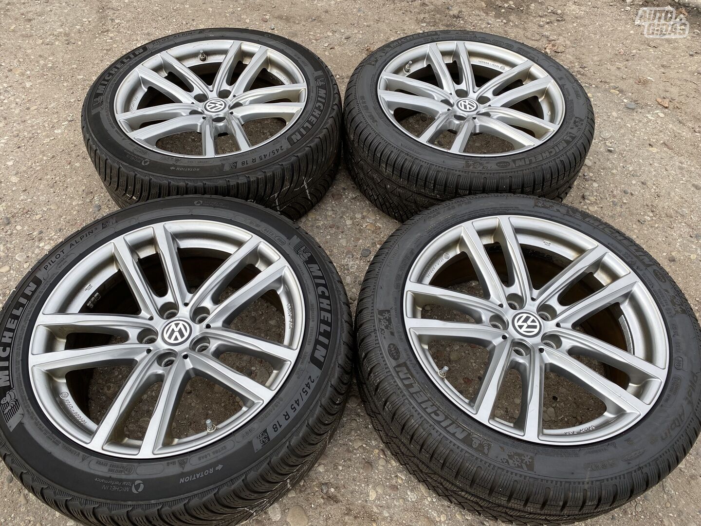 Volkswagen Siunciam, 8J ET30 light alloy R18 rims