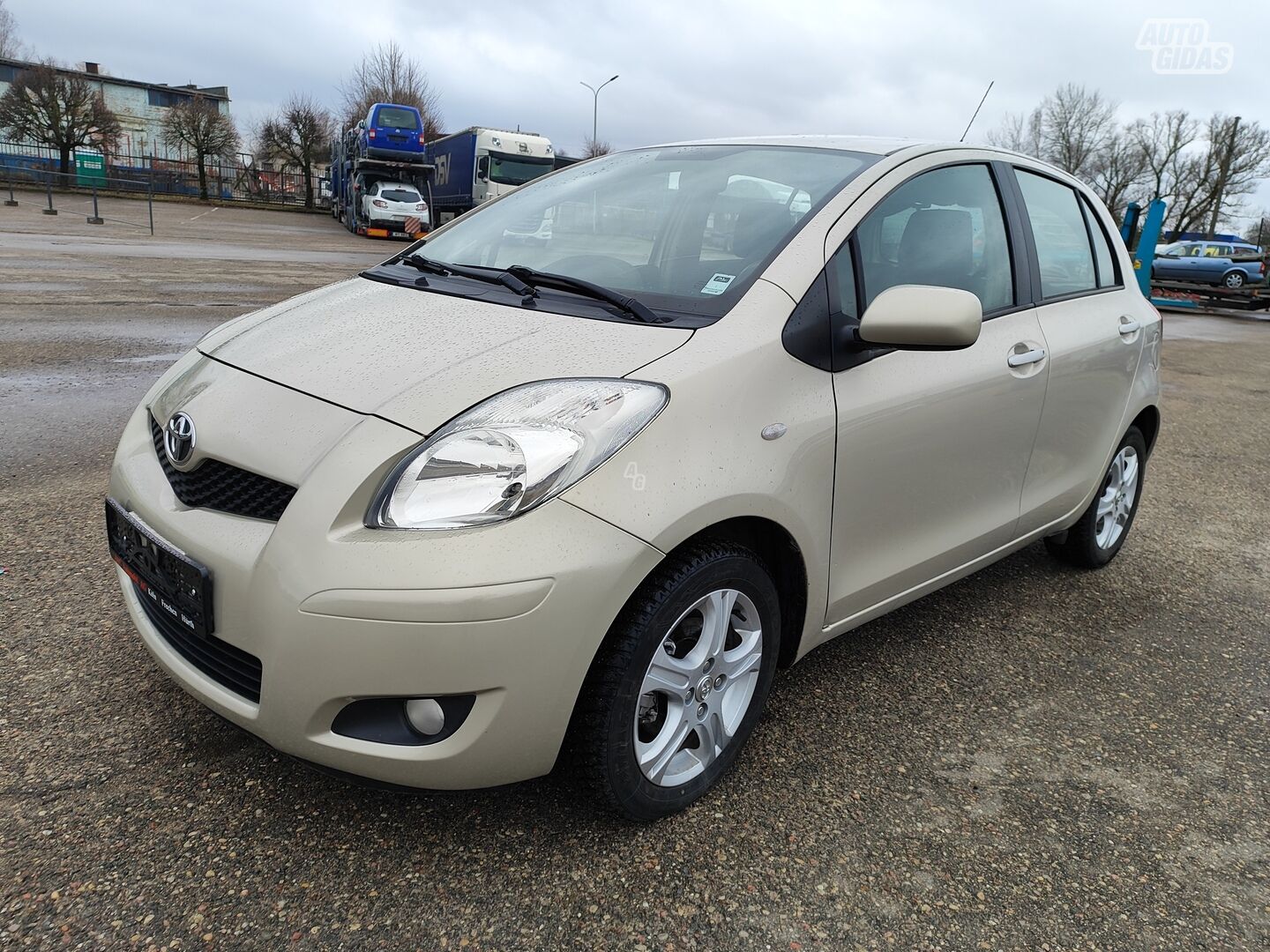 Toyota Yaris 2011 y Hatchback