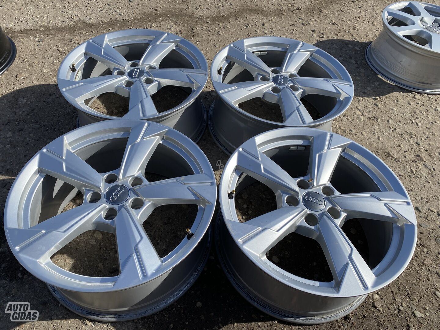 Audi Siunciam, 8J ET39 light alloy R18 rims