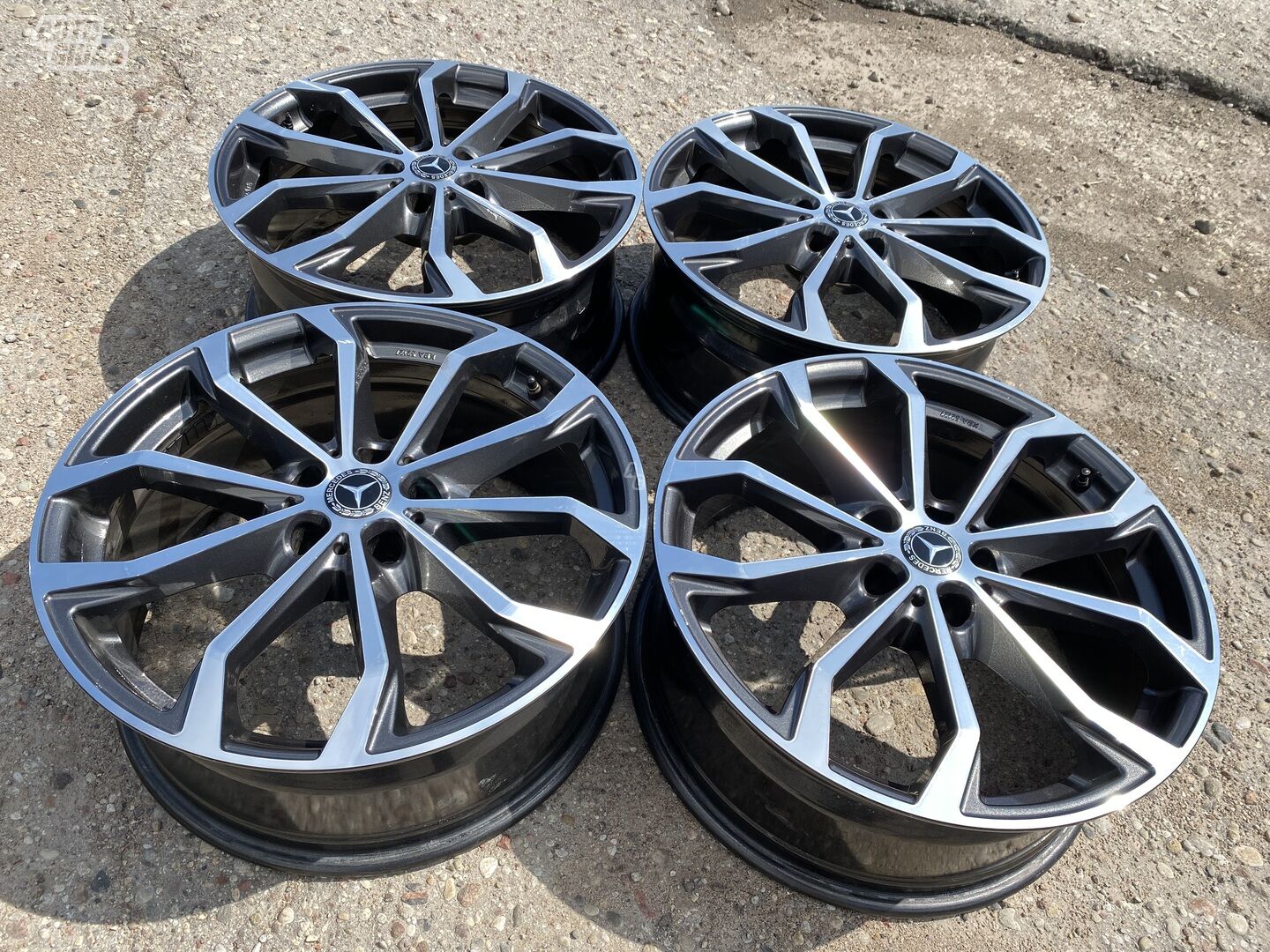 Mercedes-Benz Siunciam, 9J ET50 light alloy R21 rims