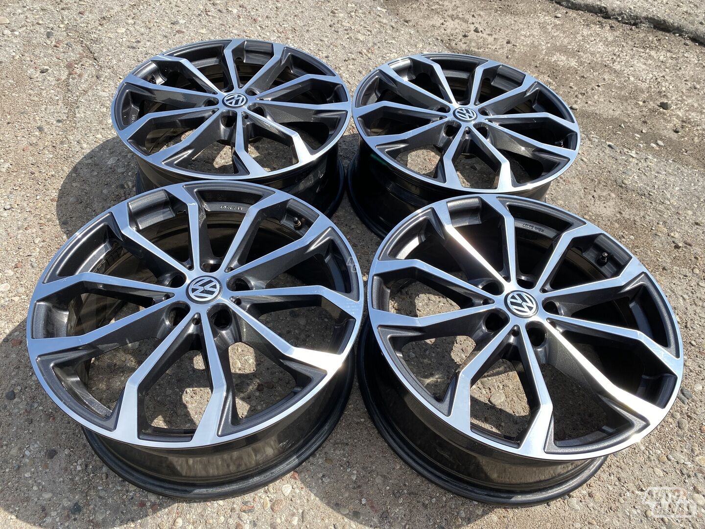 Volkswagen Siunciam, 9J ET50 light alloy R21 rims