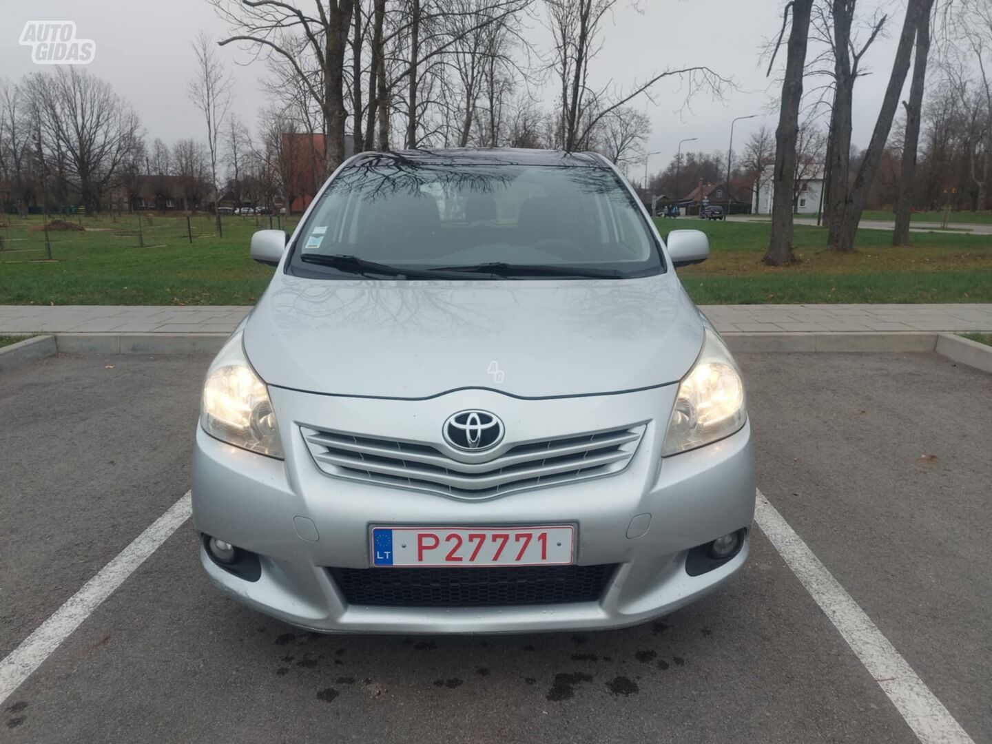 Toyota Verso 2010 г Минивэн