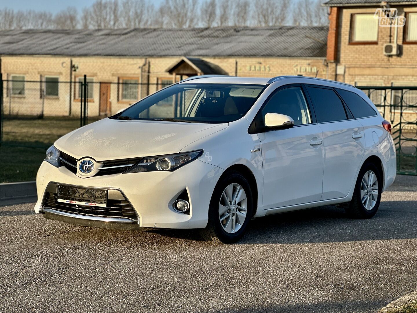 Toyota Auris 2014 y Wagon