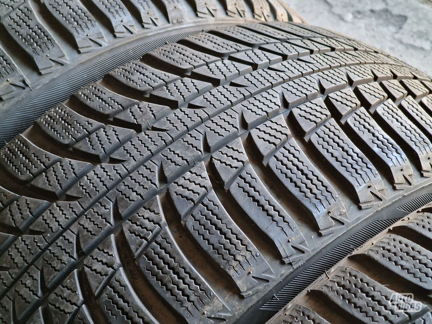 Bridgestone BLIZZAK LM001 R18 зимние шины для автомобилей