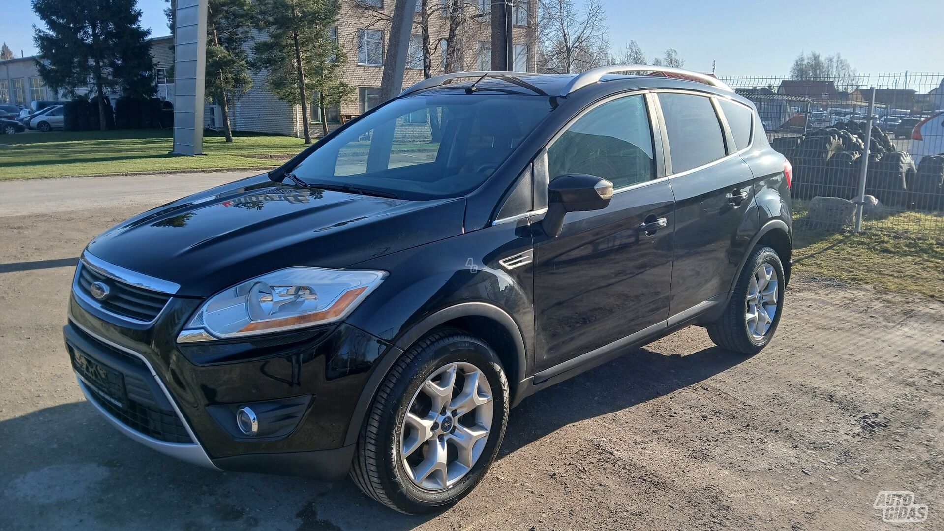 Ford Kuga 2010 y Off-road / Crossover