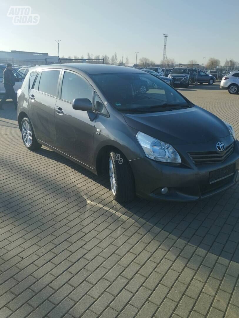 Toyota Verso 2012 г Минивэн