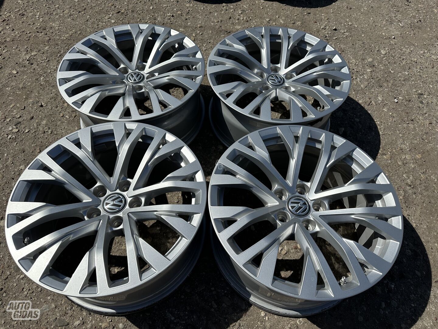 Volkswagen Siunciam, 8J ET25 light alloy R18 rims