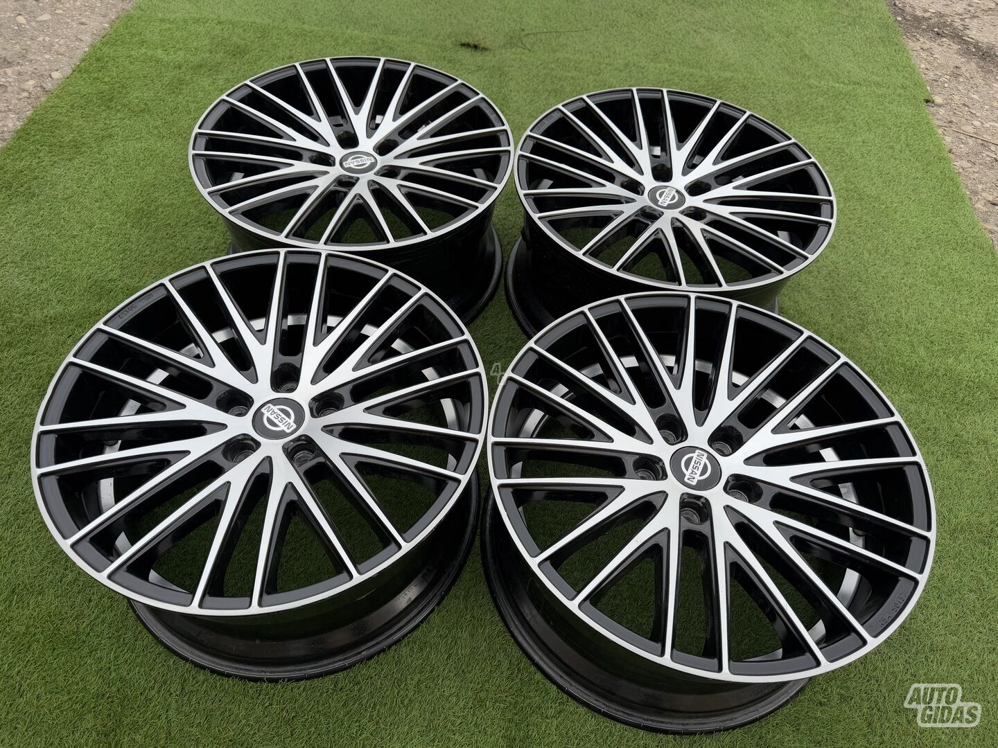 Nissan Siunciam, 8.5j ET42 light alloy R18 rims