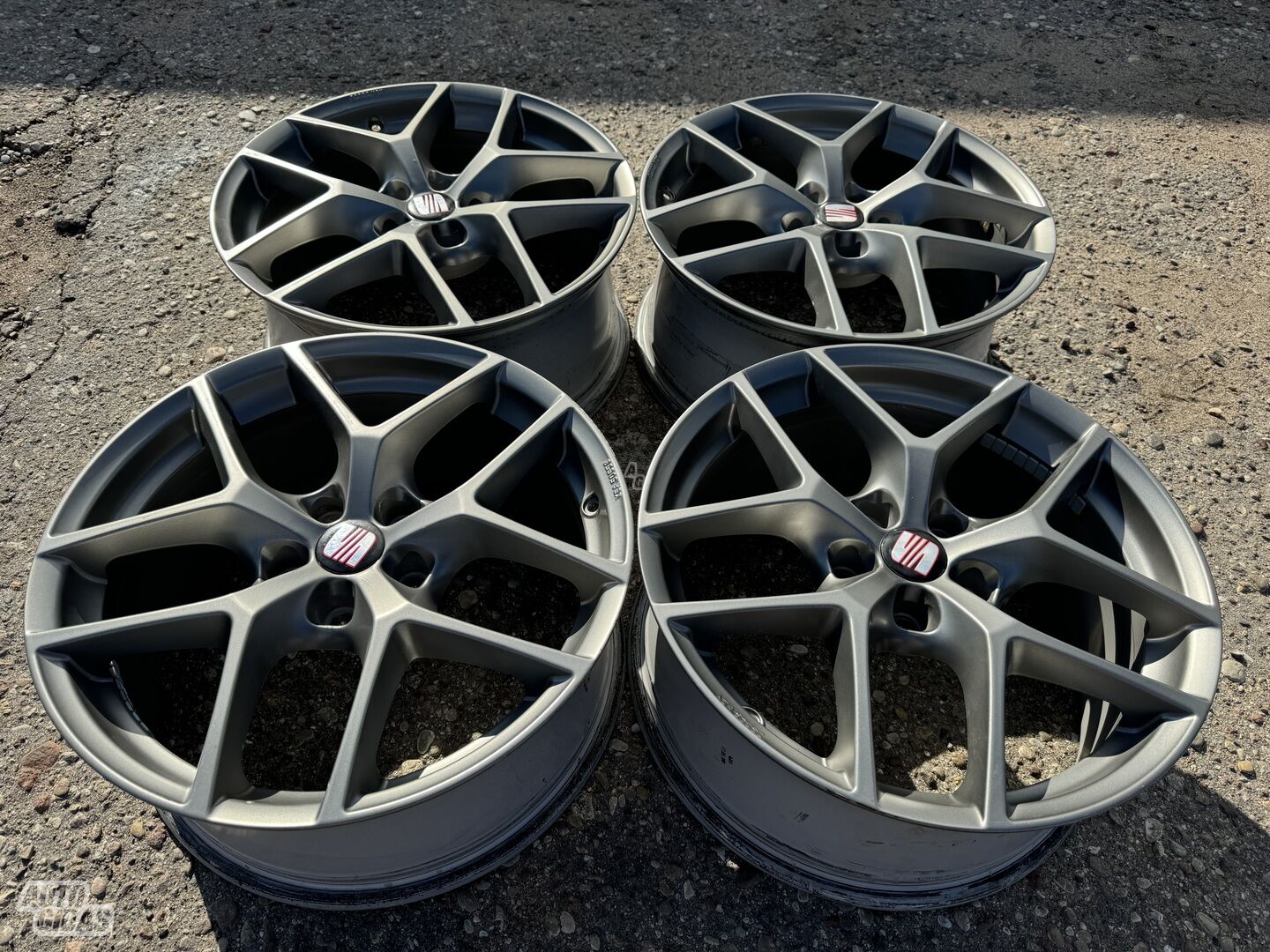 Seat Siunciam, 8J ET48 light alloy R18 rims