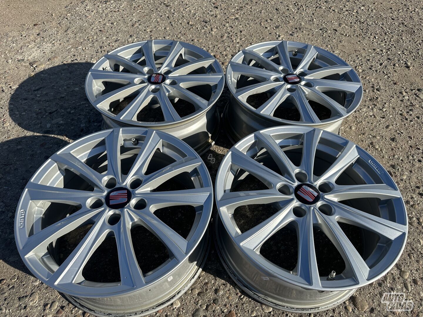 Seat Siunciam, 8J ET35 light alloy R18 rims