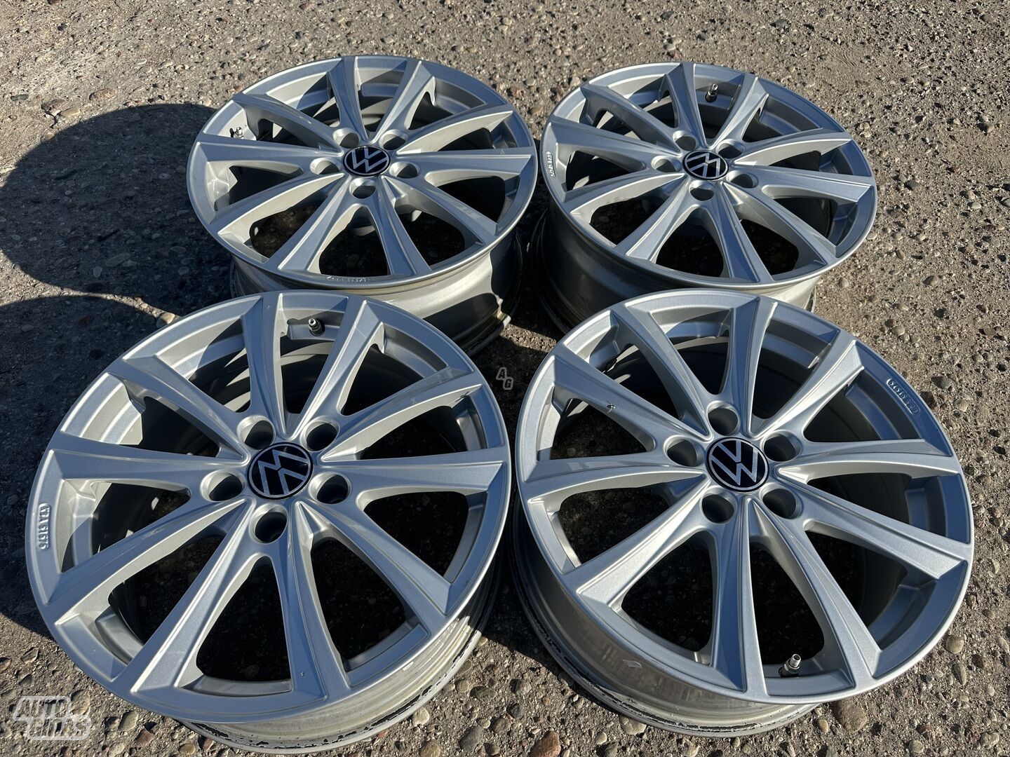 Volkswagen Siunciam, 8J ET35 light alloy R18 rims