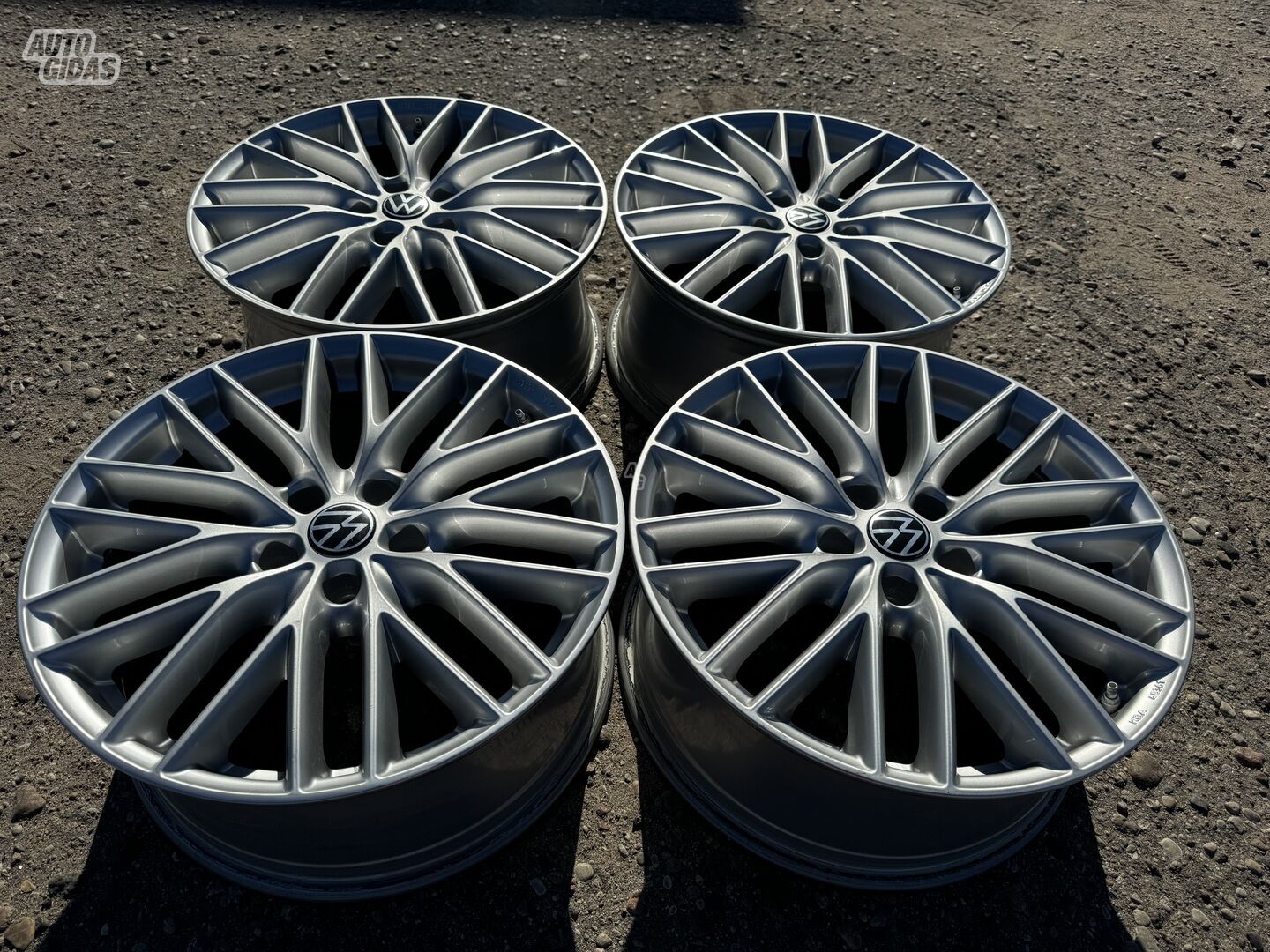 Volkswagen Siunciam, 8J ET35 light alloy R18 rims