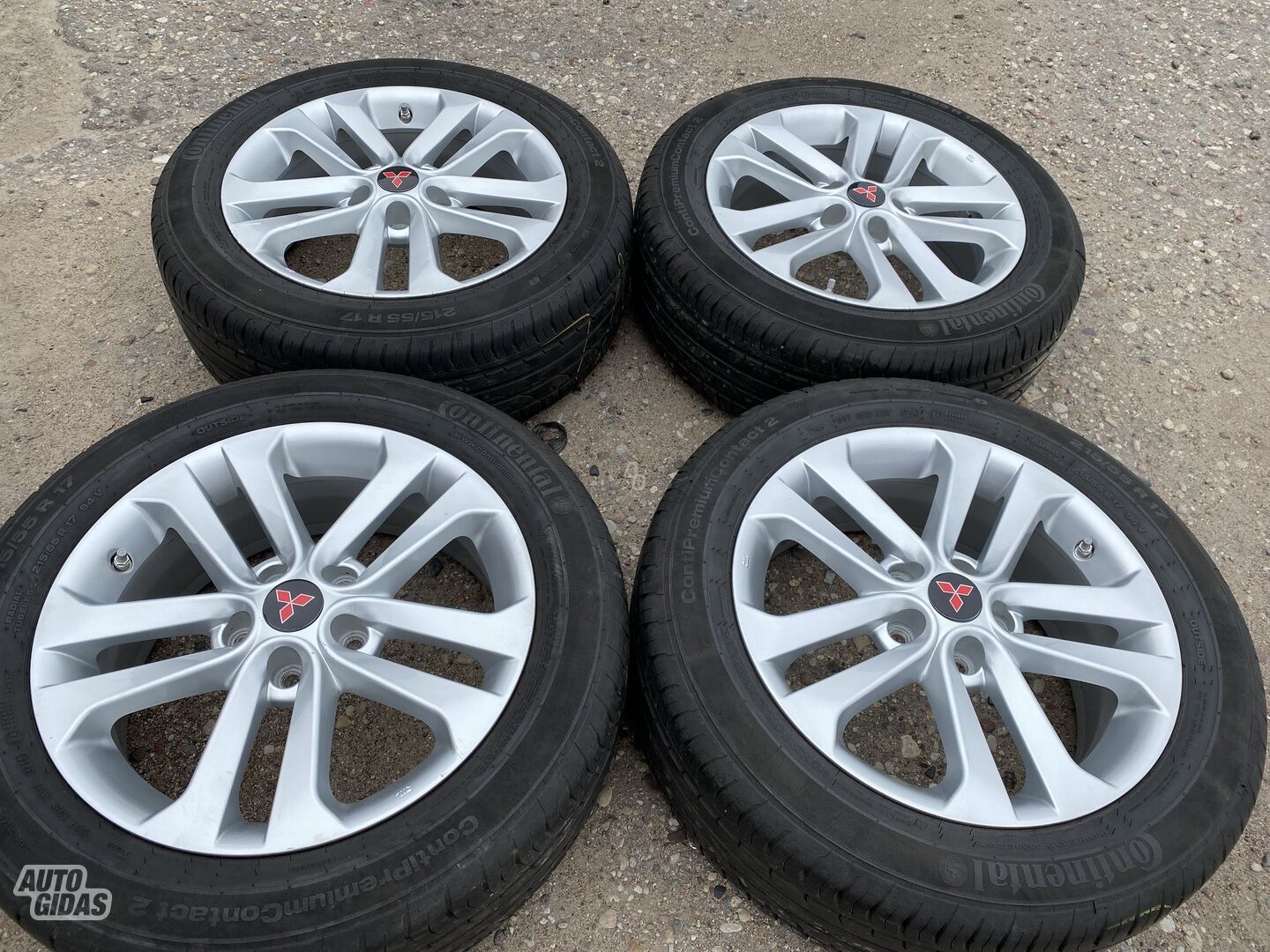 Mitsubishi Siunciam, 7J ET47 light alloy R17 rims