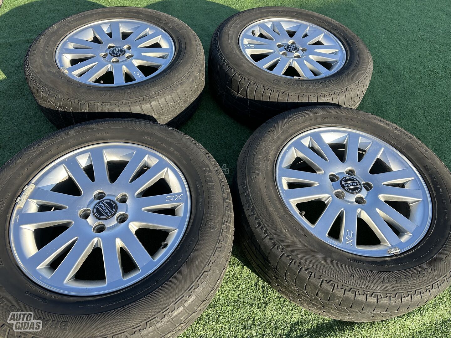 Volvo Siunciam, 7J ET49 light alloy R17 rims