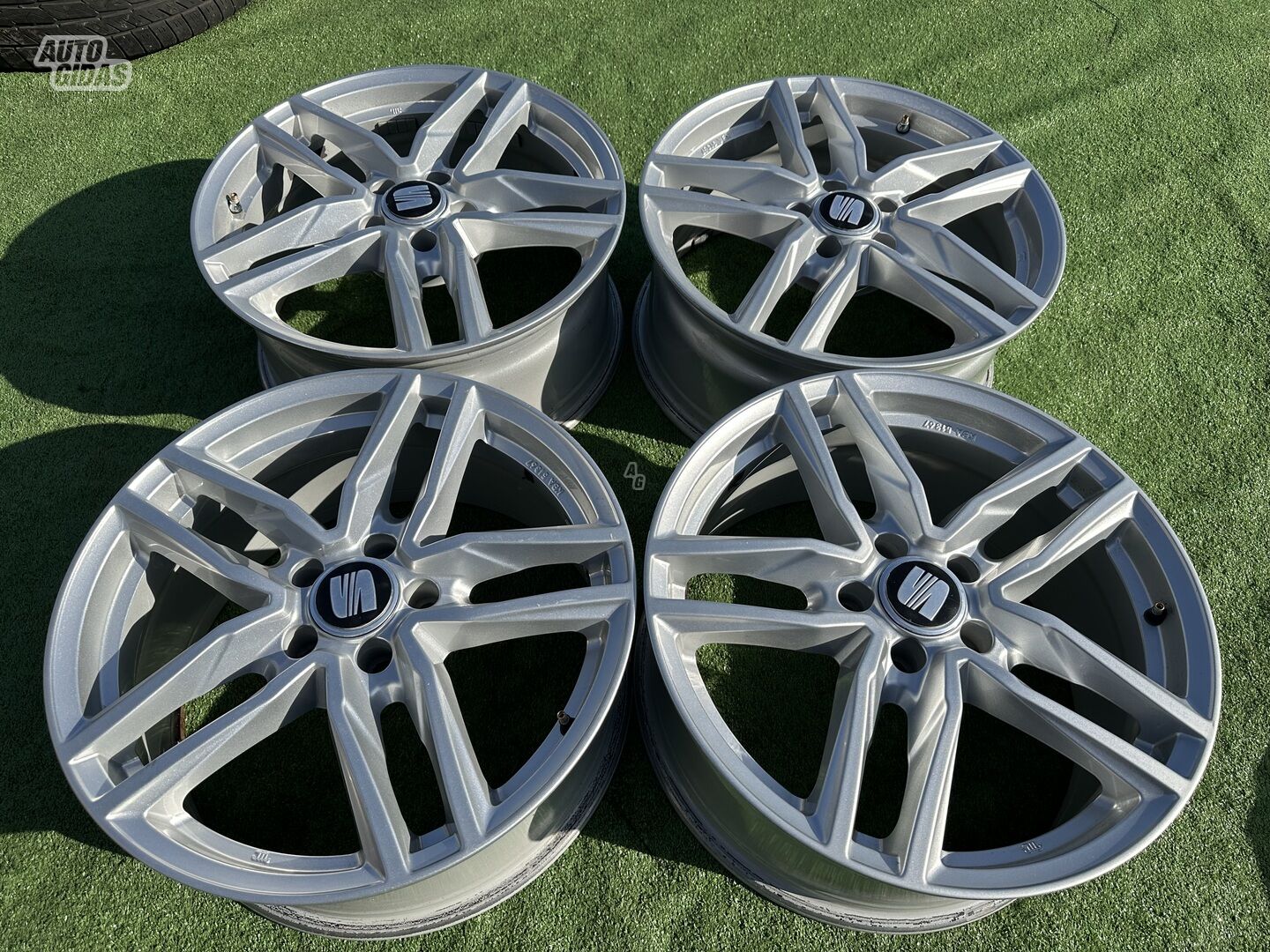 Seat Siunciam, 8J ET38 light alloy R18 rims