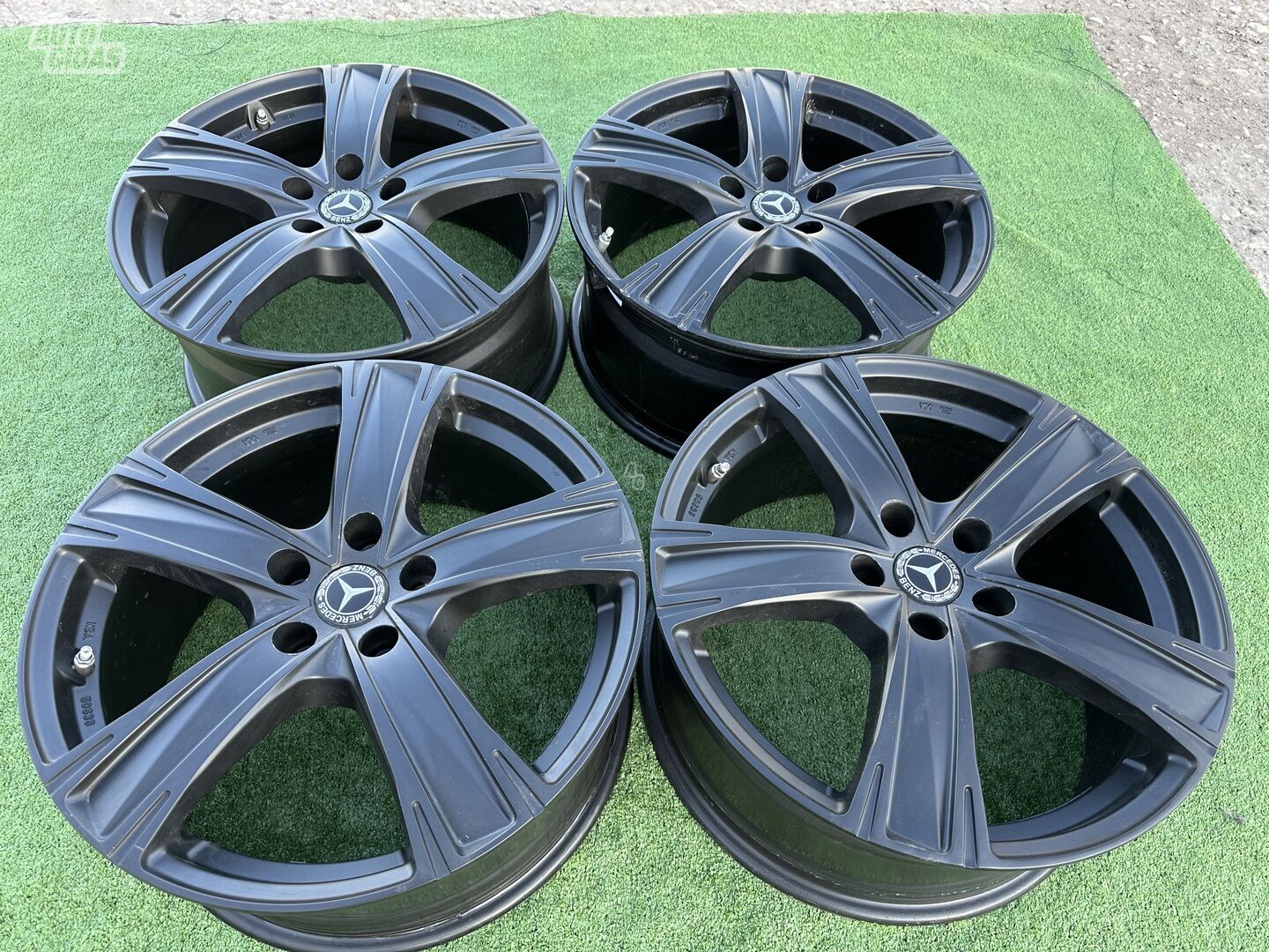 Mercedes-Benz Siunciam, 8J ET45 light alloy R18 rims