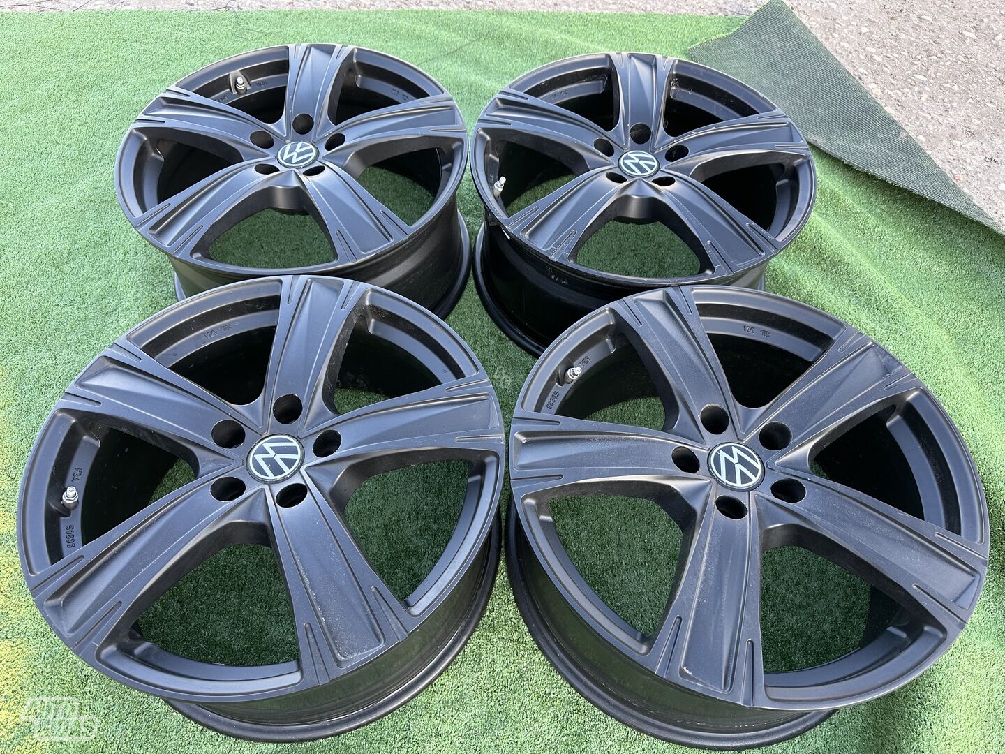 Volkswagen Siunciam, 8J ET45 light alloy R18 rims