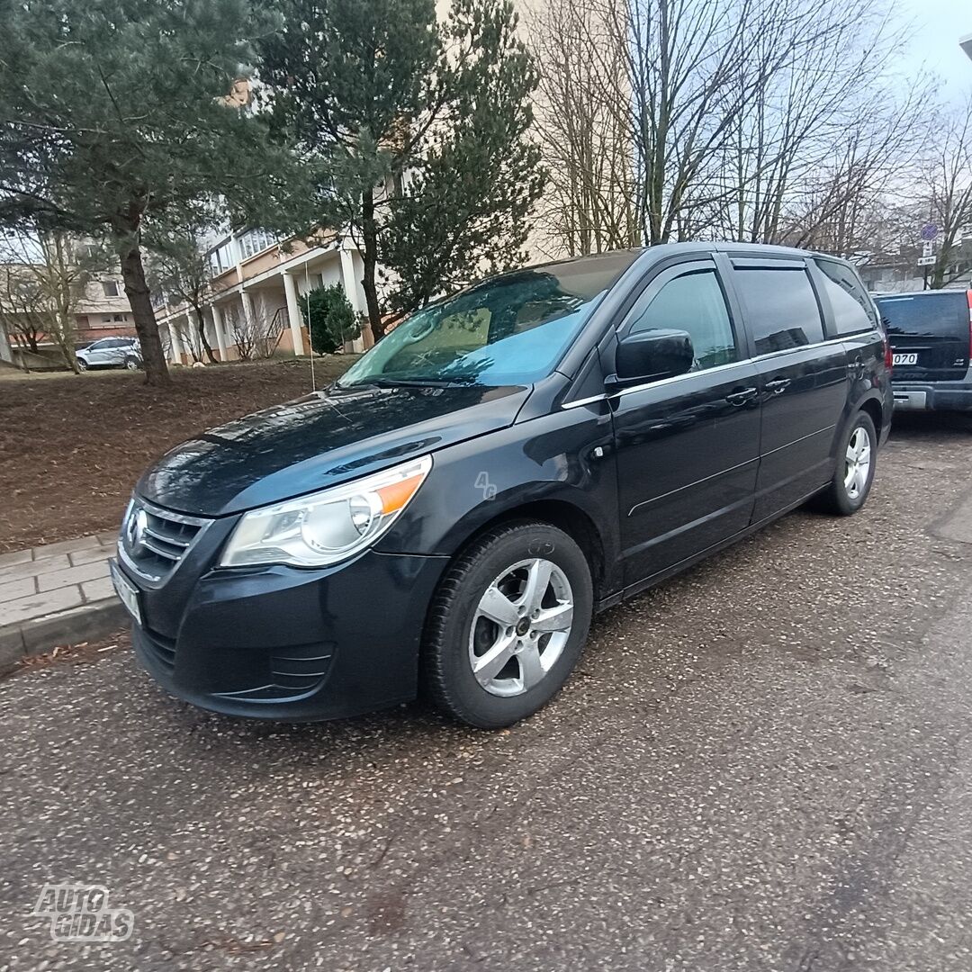 Volkswagen Routan 2010 г Минивэн