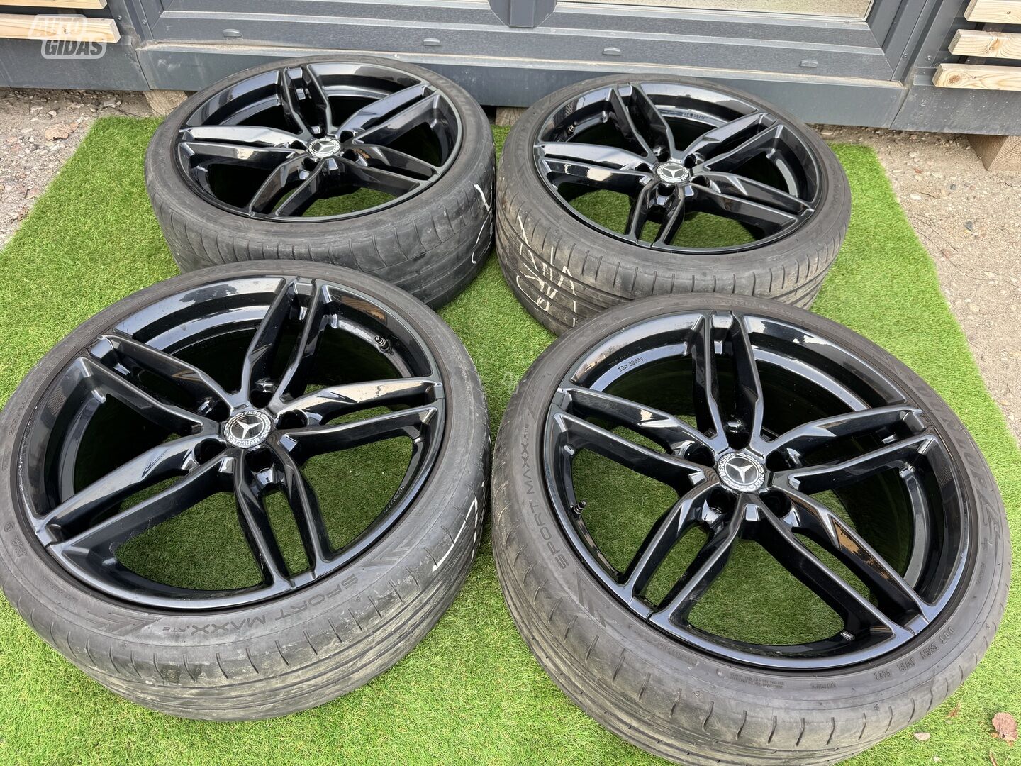 Mercedes-Benz Siunciam, 9J ET25 light alloy R20 rims