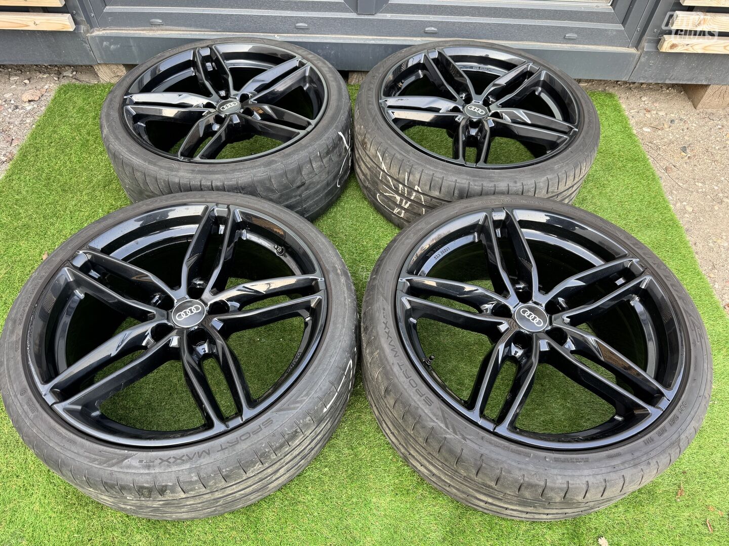 Audi Siunciam, 9J ET25 light alloy R20 rims