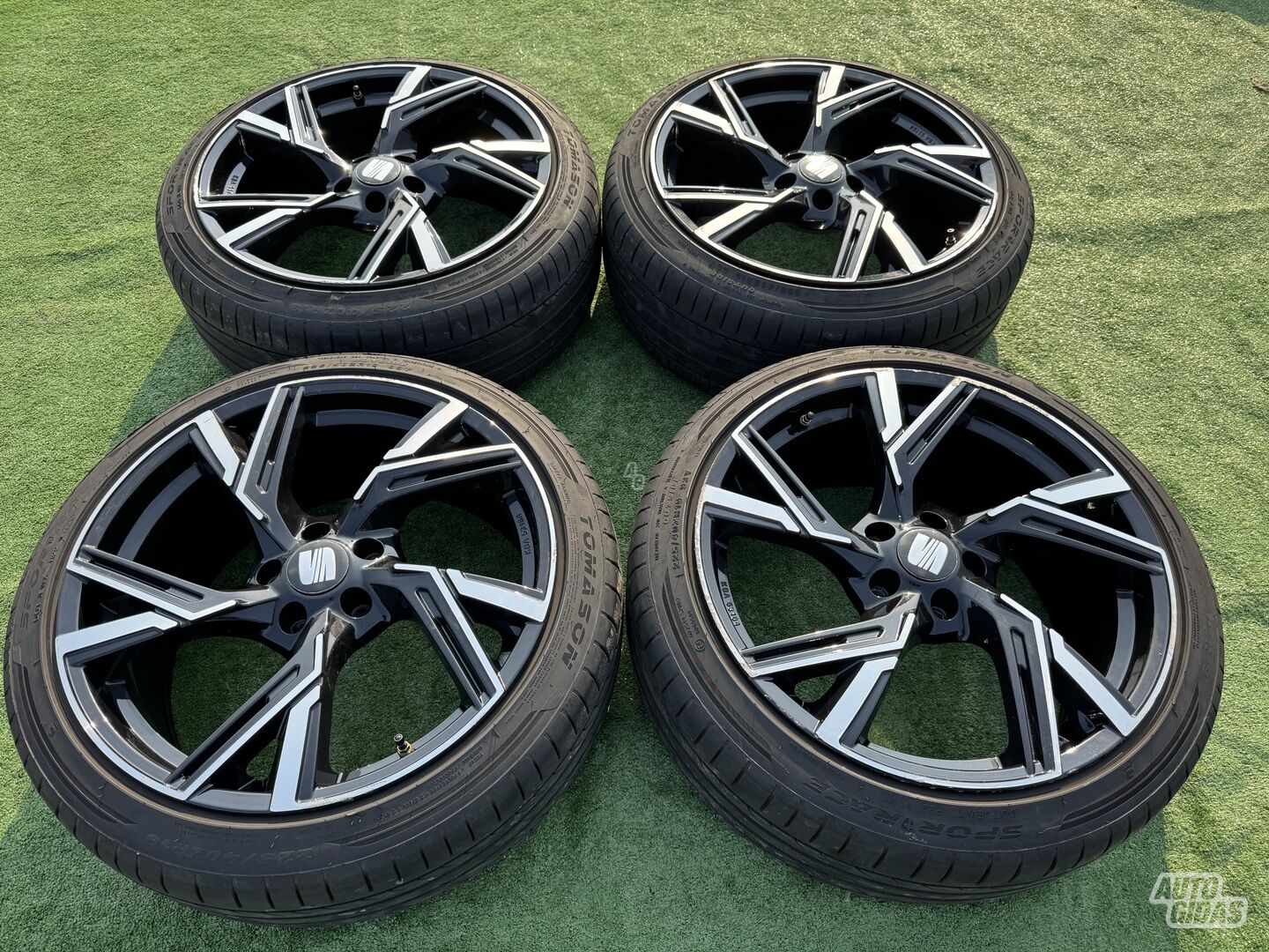 Seat Siunciam, 8,5J ET45 light alloy R19 rims