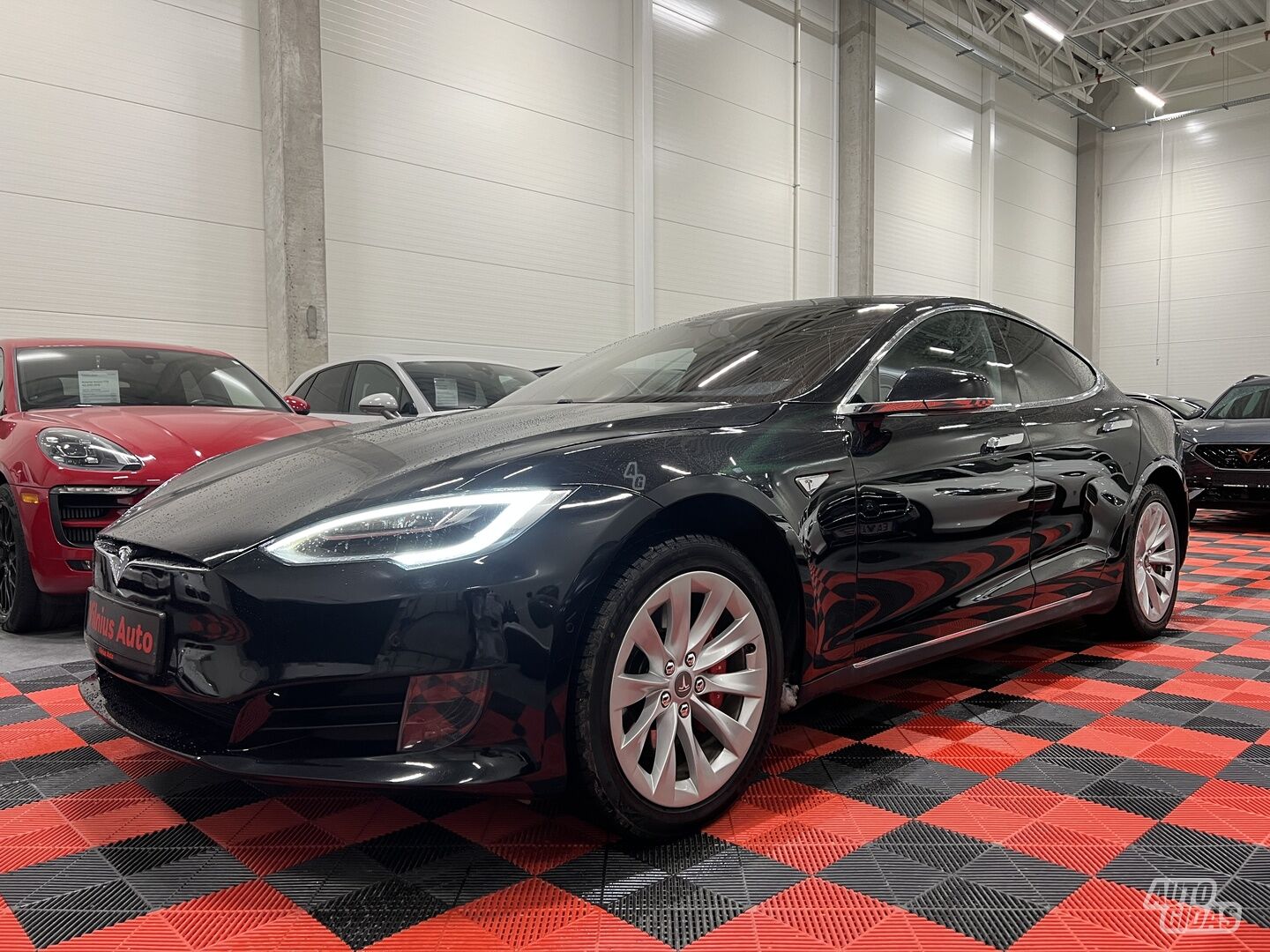 Tesla Model S 2015 г Седан