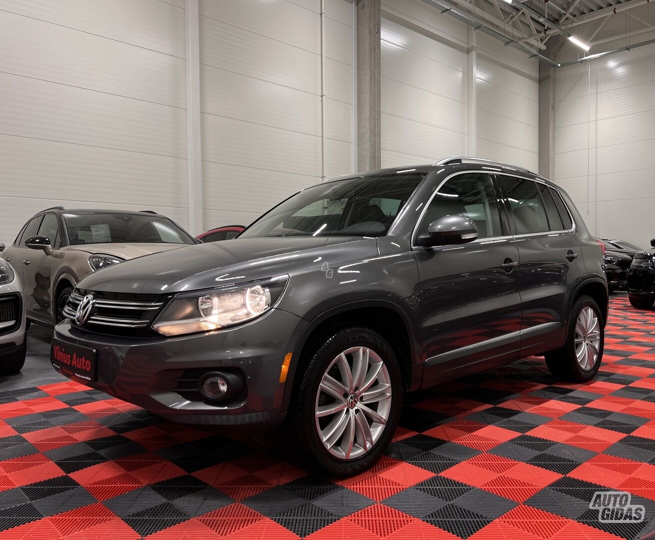 Volkswagen Tiguan 2012 г Внедорожник / Кроссовер