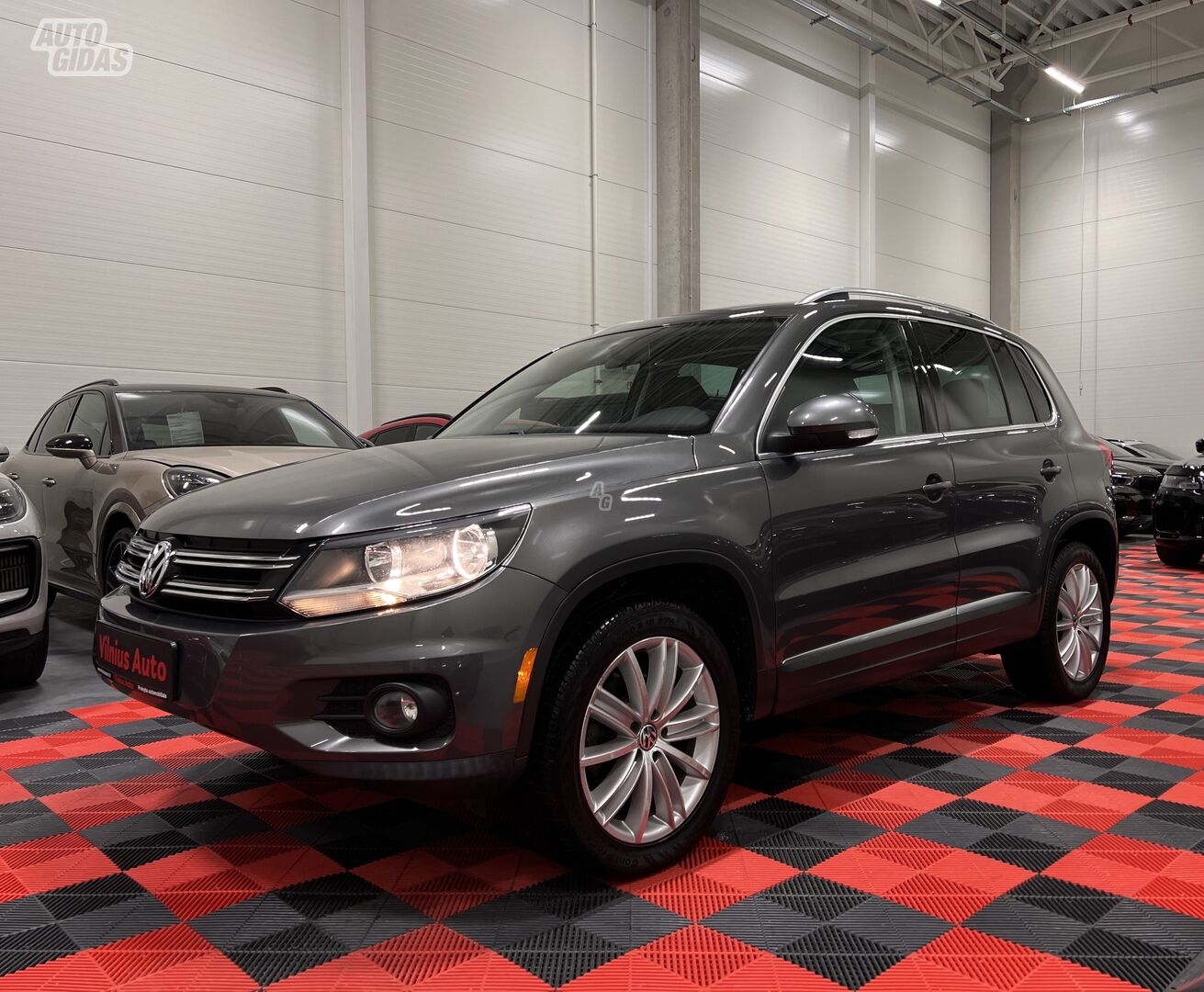 Volkswagen Tiguan 2012 г Внедорожник / Кроссовер